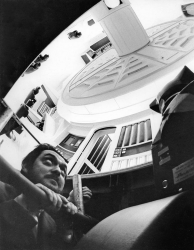 Стэнли Кубрик на съемочной площадке фильма "2001 год: Космическая одиссея", 1967 год