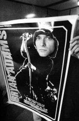 Курт Кобейн выглядывает сквозь плакат Брайана Адамса, 1991 год