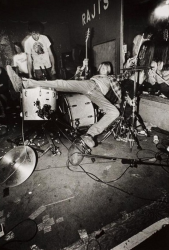 Курт Кобейн во время выступления в ночном клубе Раджи в Голливуде, 1990 год