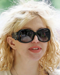 Кортни Лав и ее солнцезащитные очки