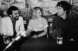 Мартин Скорсезе, Джоди Фостер и Роберт Де Ниро на пресс-конференции перед показом фильма &laquo;Таксист&raquo; на Каннском кинофестивале, 1976 год