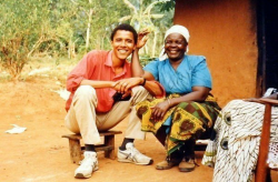 34-летний Барак Обама в гостях у своей приемной бабушки Сары Огвел Онянго в Кении, 1995 год