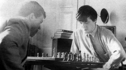 Хью Лори и Стивен Фрай играют в шахматы в комнате Фрая в Кембридже, 1980 год
