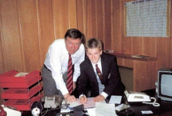 Дэвид Бекхэм подписывает первый контракт с Манчестер Юнайтед. Справа от него Сэр Алекс Фергюссон, 1989 год