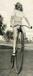Мэрилин Монро катается на пенни-фартинге, 1949 год
