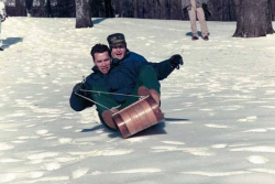 Арнольд Шварценеггер и Джордж Буш-старший катаются на санках, 1991 год