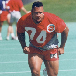 Дуэйн Джонсон во время тренировки с футбольным клубом "Калгари Стампидерс", 1995 год
