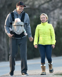 Владимир Кличко и Хайден Панеттьер с дочерью на прогулке