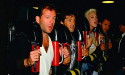 Брюс Уиллис, Сильвестр Сталлоне и Бриджитт Нильсен на американских горках, 1987 год