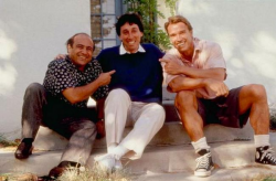 Дэнни Де Вито, режиссер Айвен Райтман и Арнольд Шварценеггер на съемках фильма "Близнецы", 1988 год