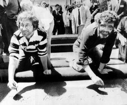 Стивен Спилберг и Джордж Лукас оставляют отпечатки рук и ног возле Китайского театра в Лос-Анджелесе, 1984 год