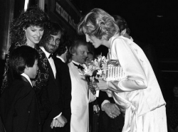 Принцесса Диана приветствует Джонатана Ке Квана, Кейт Кэпшоу и Стивена Спилберга на лондонской премьере фильма «Индиана Джонс и Храм судьбы», 1984 год