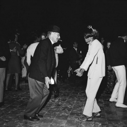 75-летний Граучо Маркс танцует с 22-летней Дайаной Росс на вечеринке в Бел-Эйр, 1966 год