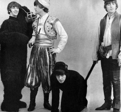 Ринго Старр в образе медведя, Джон Леннон в образе Али-Баба, Пол Маккартни в образе кота и Джордж Харрисон в образе Робин Гуда, 1964 год