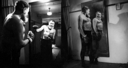 Эрнест Хемингуэй упражняется в боксе перед зеркалом, 1944 год