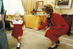 Юная Пэрис Хилтон знакомится с Нэнси Рейган, 1983 год