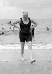 Уинстон Черчилль после купания на пляже в Довилле, Франция