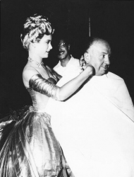 Грейс Келли стрижет волосы Альфреду Хичкоку на съемках фильма "Поймать вора", 1954 год