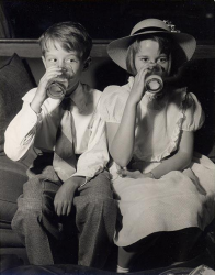 Джейн Фонда со своим братом Питером, 1949 год