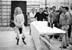 Джейн Фонда и съемочная группа фильма "Барбарелла" празднуют окончание съемочного процесса, 1968 год