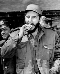 Фидель Кастро ест хот-дог во время посещения Бронксского зоопарка, 1959 год