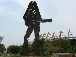 Памятник Шакире в Колумбии