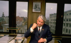 Борис Ельцин в своем офисе в Москве, февраль 1989 года