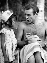 Шон Коннери подписывает кокос для маленькой фанатки из Ямайки на съемках фильма "Доктор Ноу", 1962 год
