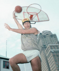 Чеви Чейз играет в баскетбол, 1981 год