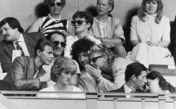 Дэвид Боуи, Крис Тейлор, Брайан Мэй, Роджер Тэйлор, Принцесса Диана, Принц Чарльз и Боб Гелдоф на стадионе Уэмбли, 1985 год