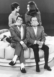 Дин Мартин и Фрэнк Синатра со своими дочерьми Диной Мартин и Тиной Синатрой на съемках "Шоу Дина Мартина", 1965 год