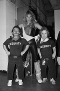 Дэвид Ли Рот со своими телохранителями Джимми и Дэнни, 1982 год
