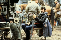 Джордж Лукас с мечом на съемках фильма "Виллоу", 1987 год