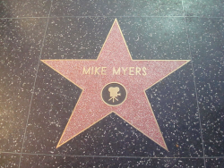 Звезда Майка Майерса на голливудской Аллее славы