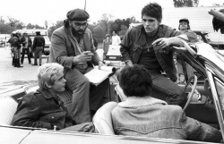 Френсис Форд Коппола, Мэтт Диллон, Си Томас Хауэлл и Ральф Маччио во время съемок фильма "Изгои", 1982 год