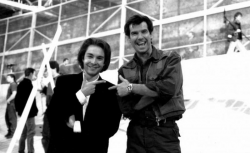 Дэвид Джаммарко и Пирс Броснан на съемочной площадке фильма "Золотой глаз", 1994 год