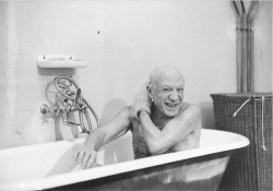 Пабло Пикассо в ванной