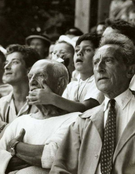 Пабло Пикассо вместе со своим сыном Клодом и режиссером Жаном Кокто на корриде во Франции, 1955 год