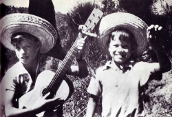 Юный Мик Джаггер и его младший брат Крис, 1953 год