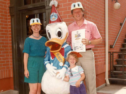 Билл Клинтон, его жена Хиллари и дочь Челси на празднике в честь 50-летнего юбилея Дональда Дака, 1984 год
