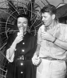 Нэнси и Рональд Рейганы едят мороженное во время перерыва на съемках фильма "Тропическая зона", 1953 год