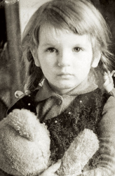 Анна Ардова в детстве