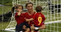 Испанские футболисты радовались победе на Евро-2012 вместе со своими детьми