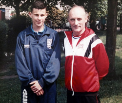 Райан Гиггз и его первый тренер Деннис Скофилд, 1987 год