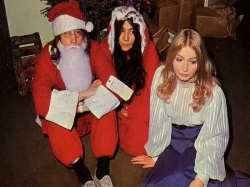 Джон Леннон и Йоко Оно на рождественской вечеринке Apple Xmas, 23 декабря 1968 год