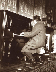 Альберт Эйнштейн играет на фортепиано в отеле Нара в Японии, 1922 год