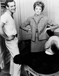 Пол Ньюман, Джули Эндрюс и Альфред Хичкок во время съемок фильма "Разорванный занавес", 1966 год