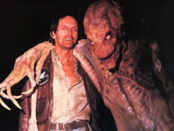 Лэнс Хенриксен и демон Тыквоголовый на съемках фильма "Тыквоголовый", 1987 год