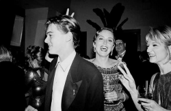 Шэрон Стоун и Эллен Баркин дразнят 19-летнего Леонардо ДиКаприо на вечеринке Vanity Fair в рамках вручения премии "Оскар", 1994 год