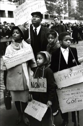 Руби Ди, Осси Дэвис и их дети на мирной демонстрации возле Конгресса расового равенства в Нью-Йорке, 1962 год